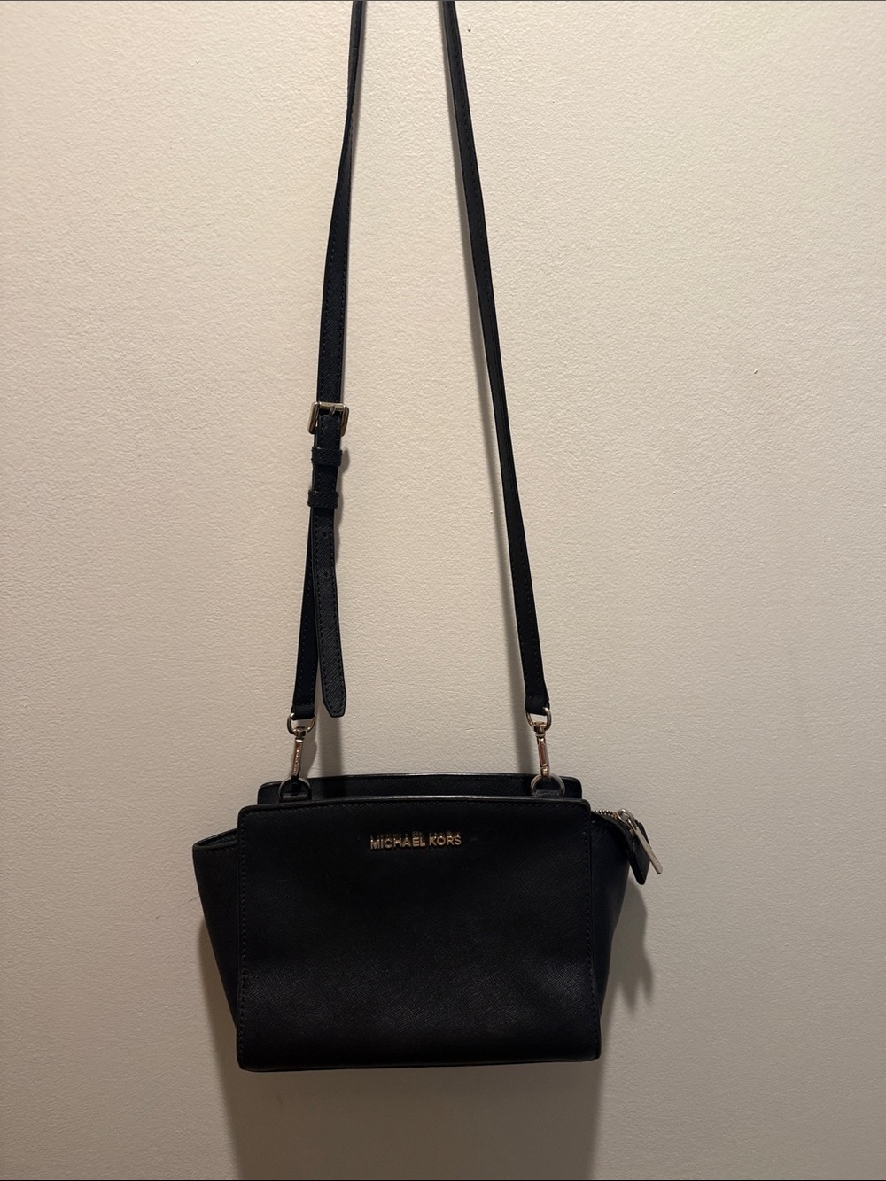 Micheal Kors Selma Medium Saffiano Leather Crossbody Bag w/adj. strap in Black